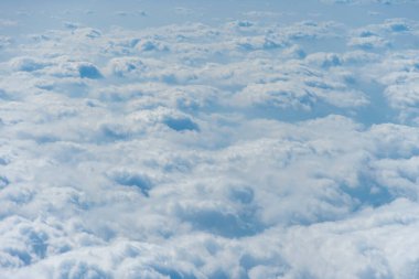 Mavi gökyüzü ve beyaz bulutlar, üst görünüm, gökyüzü arkaplan ve doku, grafik kaynak.