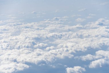 Yerin atmosferik görüntüsü, mavi gökyüzü ve beyaz bulutlar, ağır bulut örtüsü.