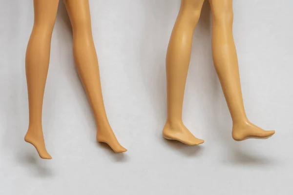 ขาของเล นพลาสต กบนพ นหล — ภาพถ่ายสต็อก