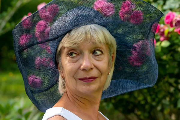 Retrato Una Hermosa Pensionista Sombrero Moda Sobre Fondo Flores — Foto de Stock