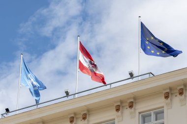 Viyana 'daki bir Avrupa binasının çatısında Avrupa Birliği, Avusturya ve AGİT bayrakları