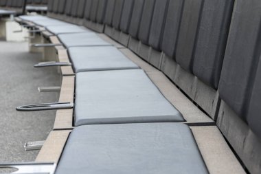 Açık hava yaz tiyatrosunda seyirciler için ahşap koltuklar, yakın çekim..