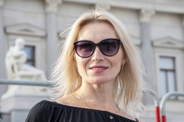 Avrupa mimarisinin arka planında 50-55 yaşlarında yaşlı güzel bir sarışın. Konsept: seyahat ve turizm