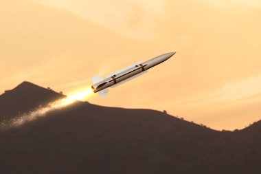 Askeri füze dağların, çölün, dumanın ve ateşin arka planında uçuyor. Kavram: Gündoğumunda füze saldırısı, önleyici saldırı, Orta Doğu 'da savaş.