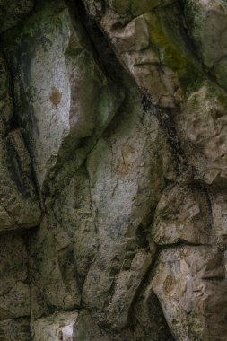 Karanlık kayalıklardan bir uçurum, yakın plan..