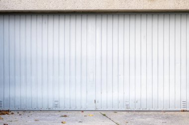 Kapalı modern garaj kapısı, paten kapağını kaldır, gri duvar.