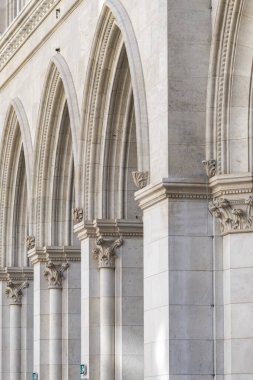 Avusturya, Viyana 'da kemer ve sütunları olan eski bir Gotik taş duvarın parçası..