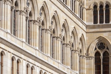 Gotik tarzında kemer ve sütunları olan eski bir taş duvarın parçası, Viyana, Avusturya.