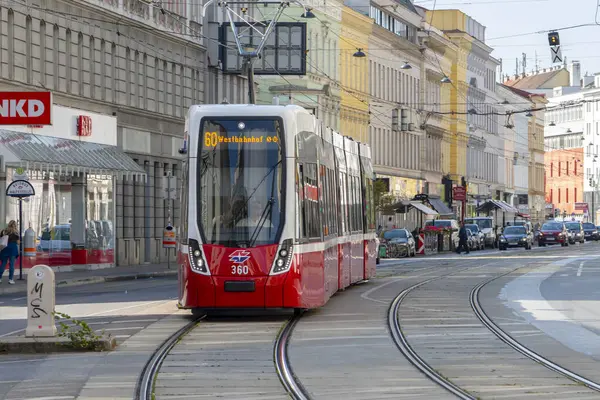 Modern bir tramvay yazın Viyana 'nın ana caddesinde ilerliyor, yakın plan; Avusturya, Viyana, 25 Ağustos 2023.