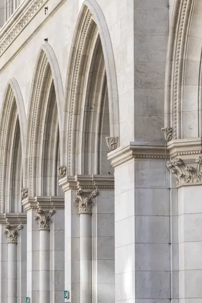 Avusturya, Viyana 'da kemer ve sütunları olan eski bir Gotik taş duvarın parçası..