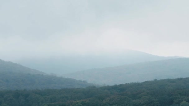 Αεροφωτογραφία Των Ομιχλωδών Βουνών Ατμός Ανεβαίνει Μετά Βροχή Ορεινό Τοπίο — Αρχείο Βίντεο