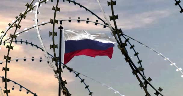 Zászlórúd Oroszország Zászlajával Égen Szögesdrót Mögött Koncepció Nemzetközi Szankciók Agresszor — Stock videók