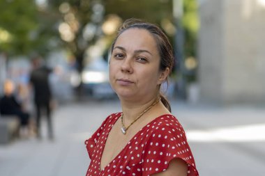 Bulanık bir şehirde orta yaşlı bir doğulu kadın, Yahudi. Kavram: Doğu Avrupa 'dan gelen mülteciler, Avrupa güvenliği.