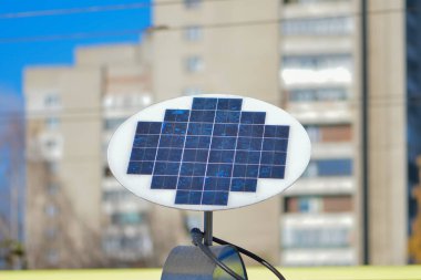 şehir binalarının arka planına karşı kentsel güneş bataryası