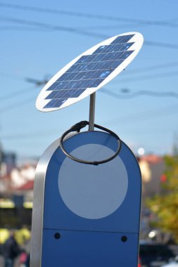 şehir evlerinin arka planına karşı sıkışık güneş pili