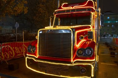 Coca-Cola Noel Baba 'nın ünlü yeni yıl ve Noel kırmızı Coca-Cola kamyonu, akşam sosyal etkinliği; Avusturya, Viyana, 5 Aralık 2023. 