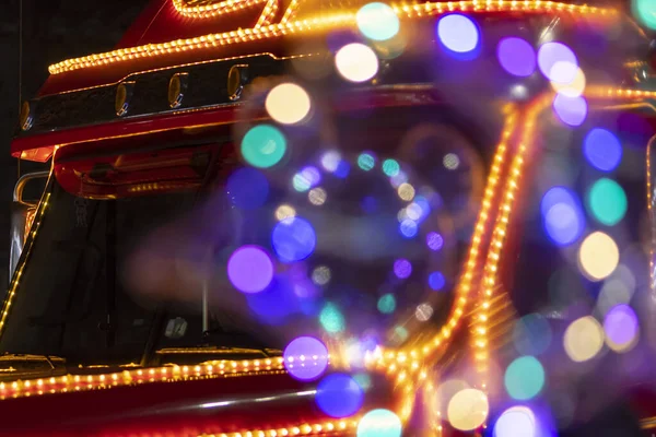 Camion Père Noël Rouge Dans Les Lumières Colorées Éclairage Gros Photo De Stock
