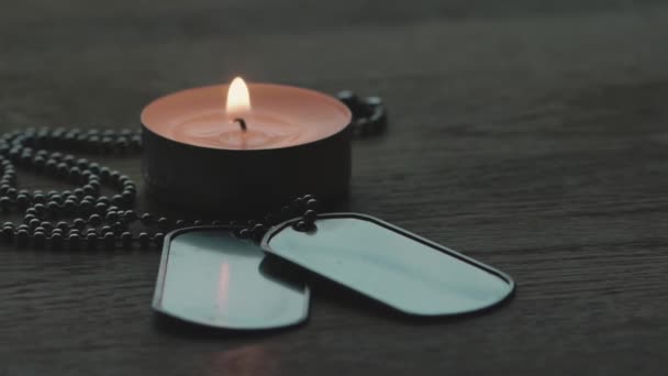 Kaarsen Branden Legermedaillon Getextureerde Houten Tafel Rouwen Gedenken Van Oorlogsdoden — Stockvideo