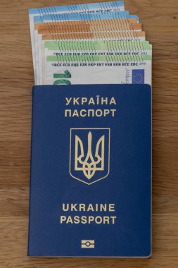 Ukrayna 'nın pasaportunda kağıt avro bulunuyor. Kavram: sınırdaki yolsuzluk, ruhsat alma, rüşvet ve yolsuzluk.