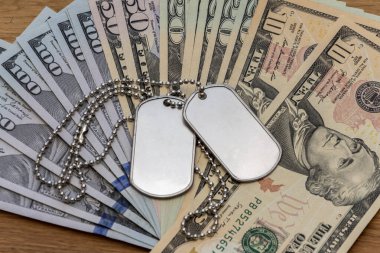 Bir askerin madalyonu kağıt dolarlara bağlıdır. Konsept: orduda rüşvet, seferberlik ve askere alım ofislerinde askere alma.