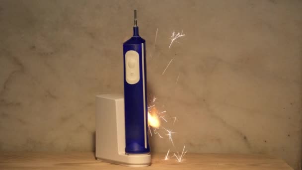 Elektrische Tandenborstel Barstte Vlammen Rook Vonken Concept Ontsteking Van Draadloze — Stockvideo