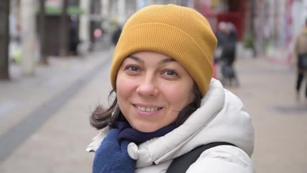 Retrato Una Mujer Sonriente Años Con Sombrero Sobre Fondo Borroso — Vídeo de stock