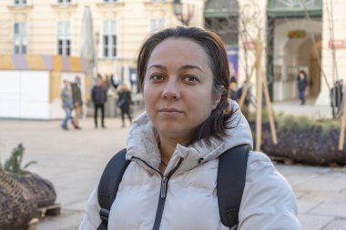 Bir sürü anahtar ve oyuncak ev tutan kadın eller, açık arkaplan..