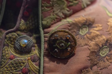 Mozart 'ın yeleğindeki düğmeler ve nakışlar yakın plan.