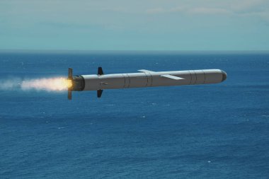 Denizin üzerinde uçan Kalibr balistik füzesi, füze fırlatma izi, duman ve ateş. Kavram: Ukrayna 'da savaş, denizden füze saldırısı.