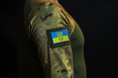 Omzunda Ukrayna bayrağının sembolü olan bir asker..