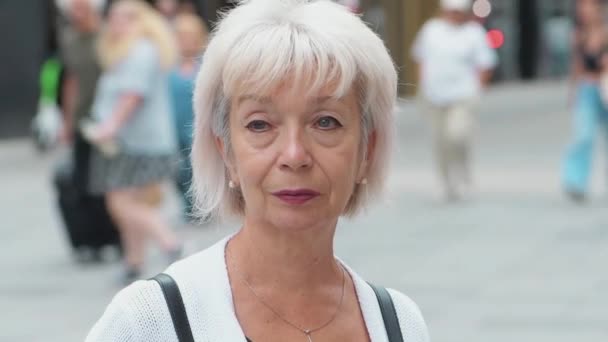 Mulher Idosa Elegante Anos Fundo Borrado Uma Rua Europeia Dia — Vídeo de Stock