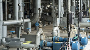 Büyük endüstriyel tesislerdeki boru ve vanalar, petrokimya fabrikası.