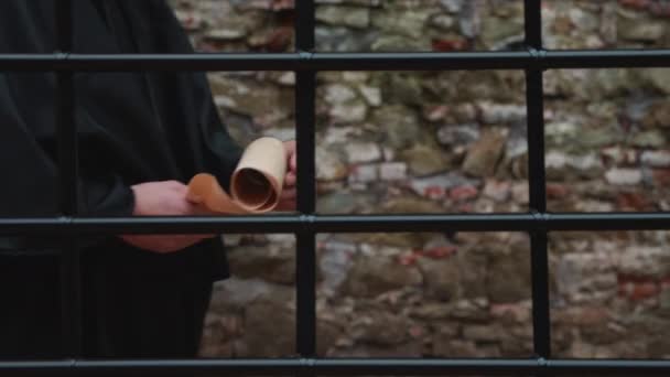 Călugăr Dintr Casetă Neagră Desfășoară Sul Citește Spatele Unei Grile — Videoclip de stoc
