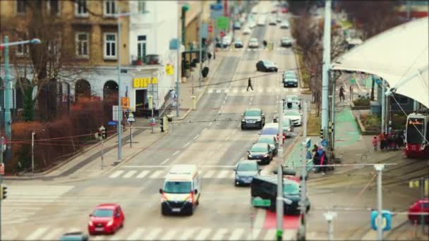 タイムラップ 市内中心部の交差点 車を渡る ストリートカー サイクリスト 通過する人々 傾斜シフト効果 オーストリア ウィーン 2024 — ストック動画
