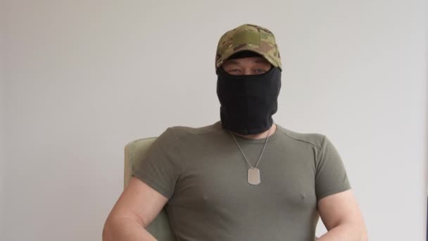 Portret Van Een Man Militair Uniform Pet Draagt Een Zwart — Stockvideo