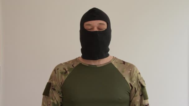 Bărbat Militar Într Mască Balaclava Neagră Uniforma Armatei Camuflată Fundal — Videoclip de stoc