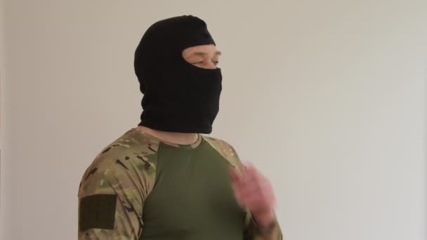 Retrato Homem Uniforme Militar Vestindo Uma Balaclava Preta Narrando Dando — Vídeo de Stock