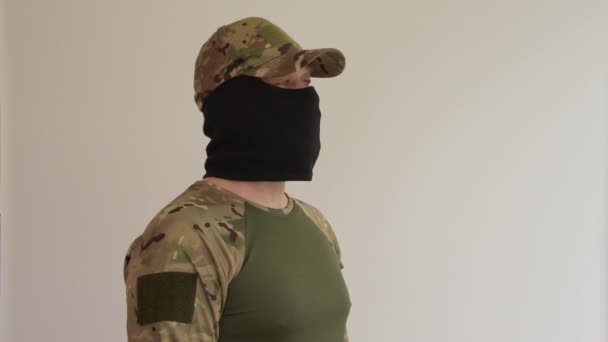 Portret Mężczyzny Mundurze Wojskowym Czapce Czarnej Kominiarce Opowiada Udziela Wywiadu — Wideo stockowe