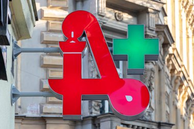 A harfli kırmızı ve yeşil tabela sokak eczanesinin amblemi; Avusturya, Viyana, 20 Ocak 2024.