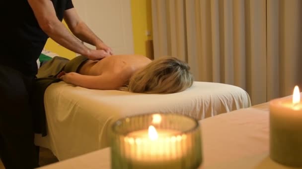 Femme Âge Moyen Obtient Massage Dos Professionnel Spa Concept Massage — Video