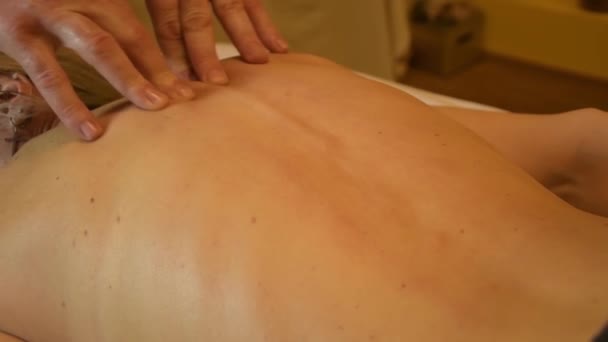 Rücken Und Wirbelsäulenmassage Für Eine Frau — Stockvideo