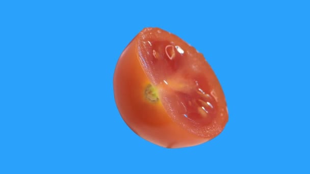 Medio Tomate Cereza Gira Gira Sobre Fondo Azul Aislado Cromakey — Vídeo de stock