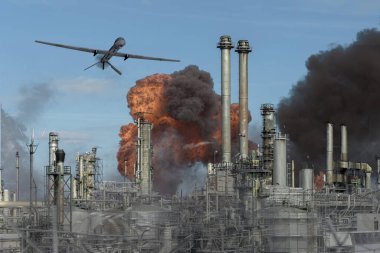 Petrol deposunda uçan insansız hava aracı, yanan ve tüten petrol tankı, rafineri yangını, insansız hava aracı saldırısı..