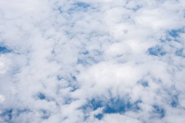 Beyaz kabarık bulutların ve gökyüzünün havadan görünüşü.