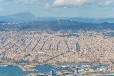 Barselona şehrinin havadan görünüşü, deniz ve şehir manzarası, dağlar ve gökyüzü.