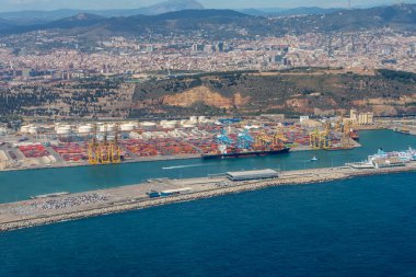 Barcelona 'nın deniz, deniz ve şehir manzarasının havadan görüntüsü..