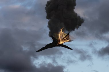 Bir Rus stratejik bombardıman uçağı bir füze tarafından vurulur ve düşer, gökyüzü ve bulutların arka planına doğru yanar ve düşer. Kavram: Ukrayna 'da savaş, uçak kazası.
