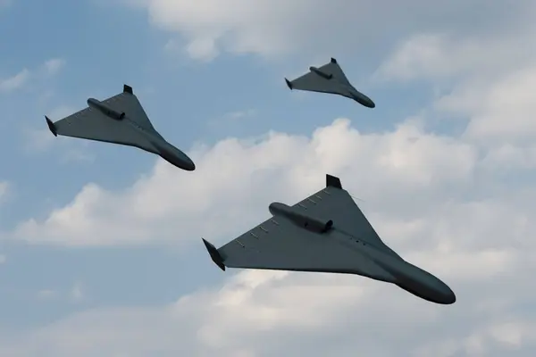 Modern intihar bombacılarının kara insansız hava araçları mavi gökyüzü ve bulutların arka planında uçuyor.