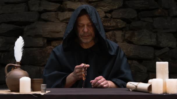 Velho Monge Batina Segurando Rosário Católico Sua Mão Recitando Uma — Vídeo de Stock