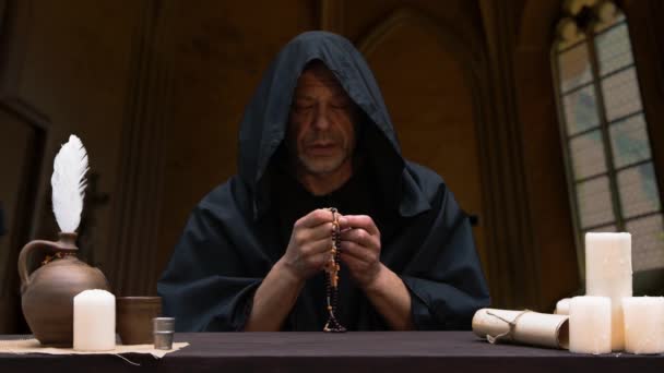 Portret Mnicha Sutannie Liczącego Różańce Dłoni Odmawiającego Modlitwę Kościele Ciemny — Wideo stockowe